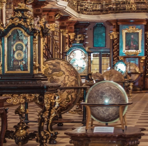 interno di un museo con oggetti antichi