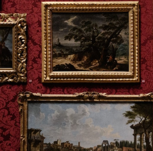 INTERNO DI UN MUSEO CON QUADRI
